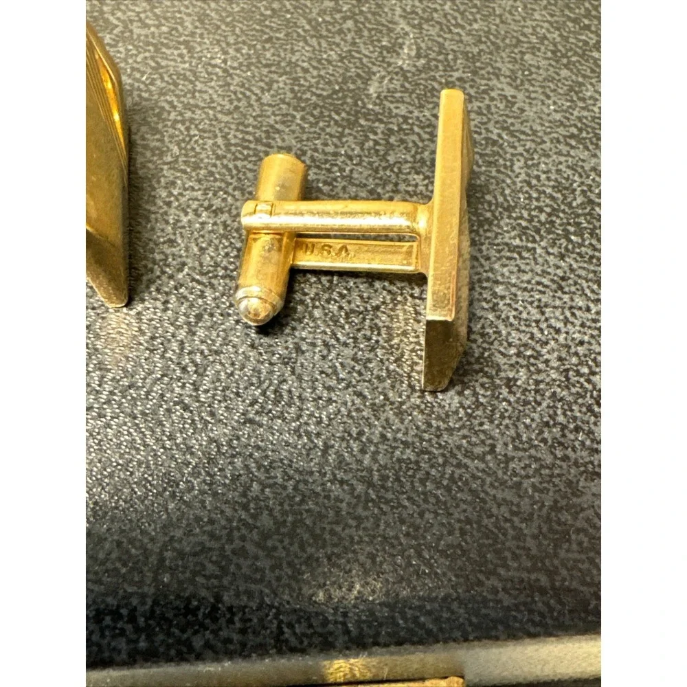 MENS VINTAGE MARKED HICKOK USA GOLD TONE METAL CUFFLINKS GOOD CONDITION
